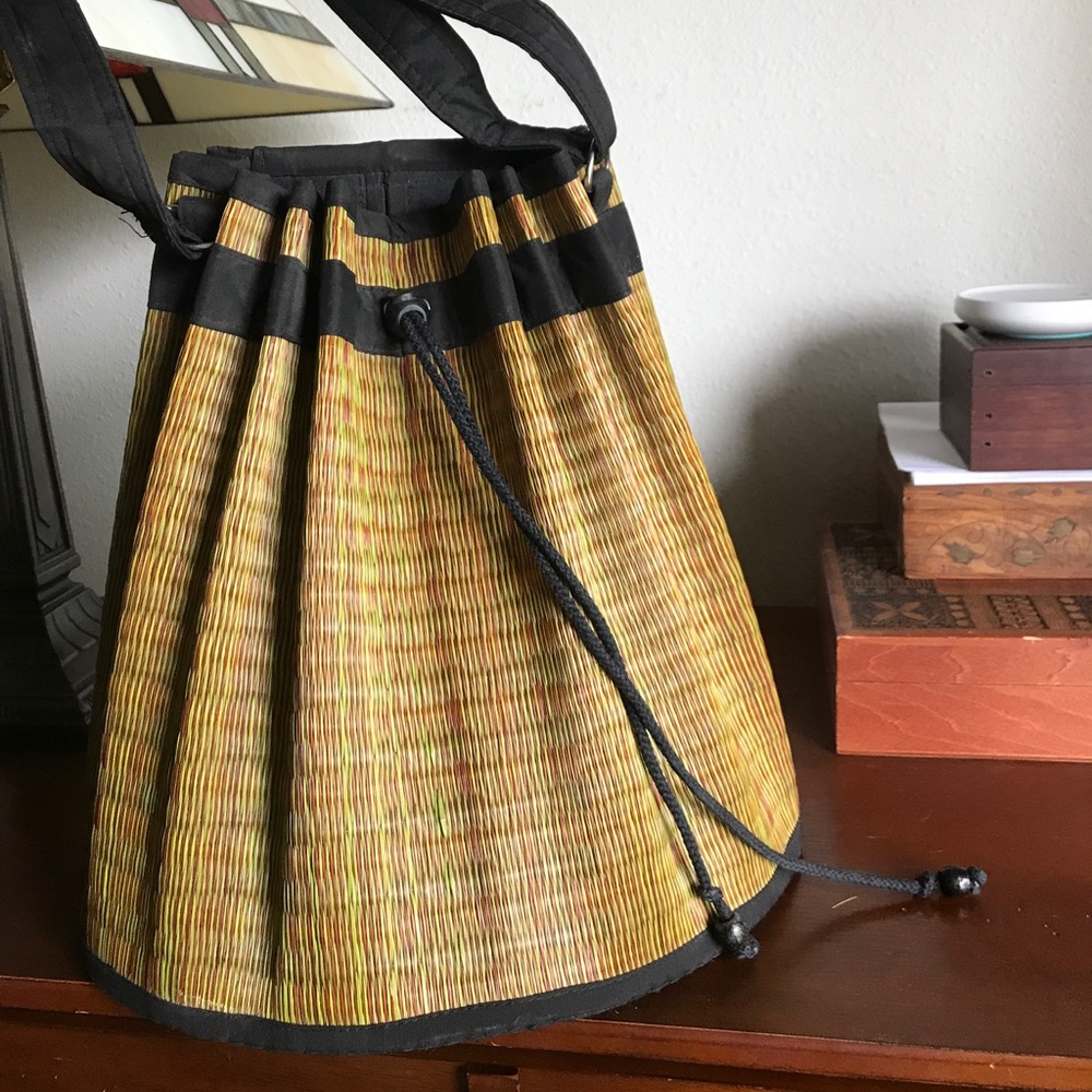 Bucket bag. Green straw. Adjusting strap. Roomy